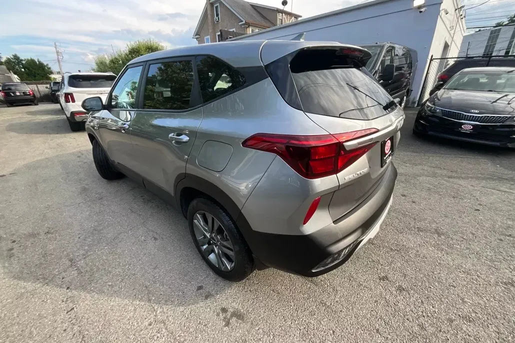 2023 Kia Seltos LX photo 1