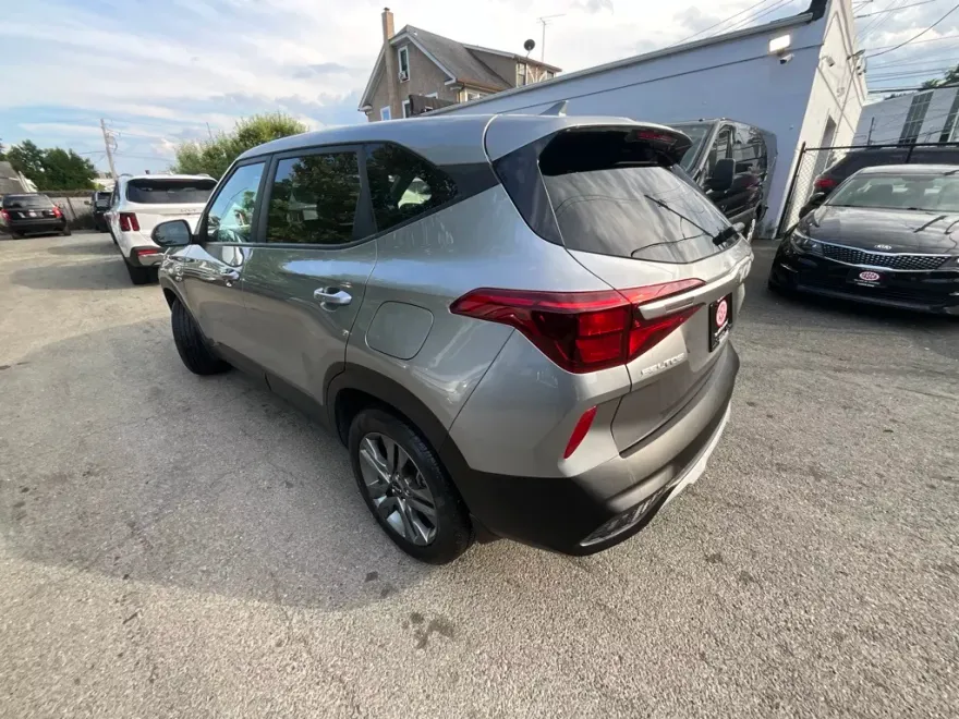 2023 Kia Seltos LX photo 1