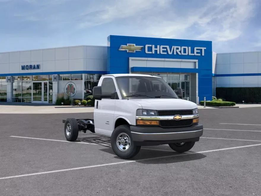 2025 Chevrolet Express Cutaway 3500 photo 1