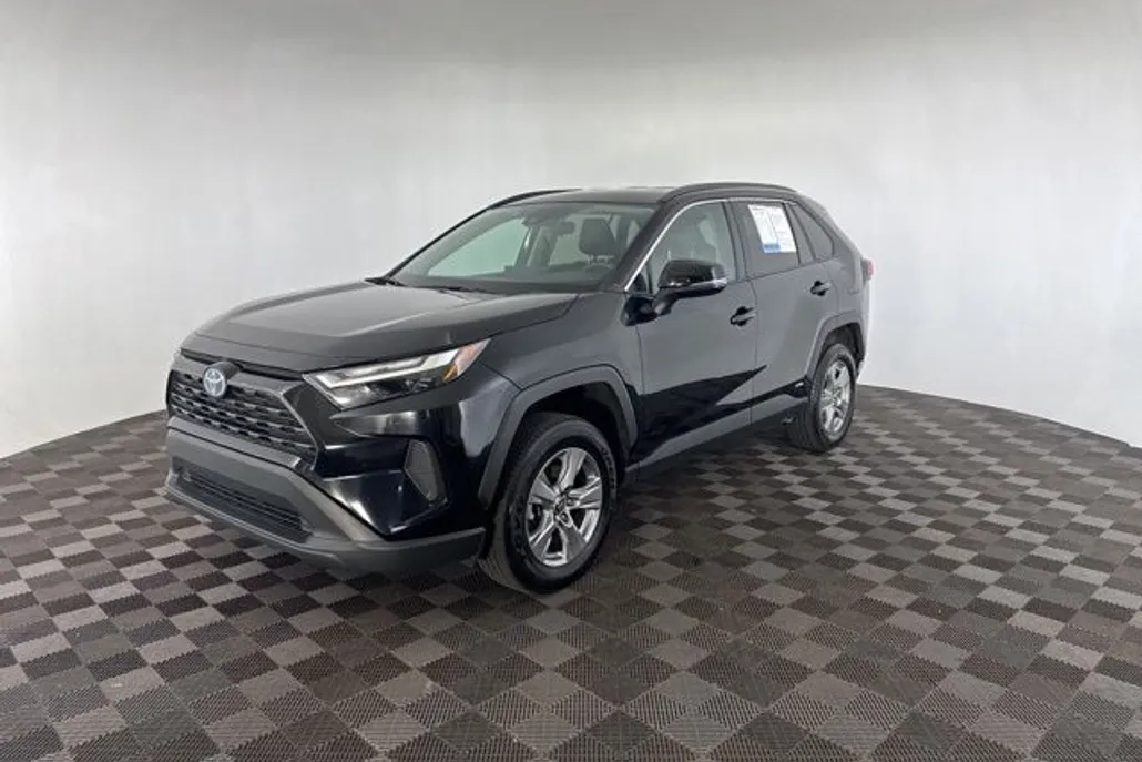 2024 Toyota RAV4 Hybrid XLE photo 1