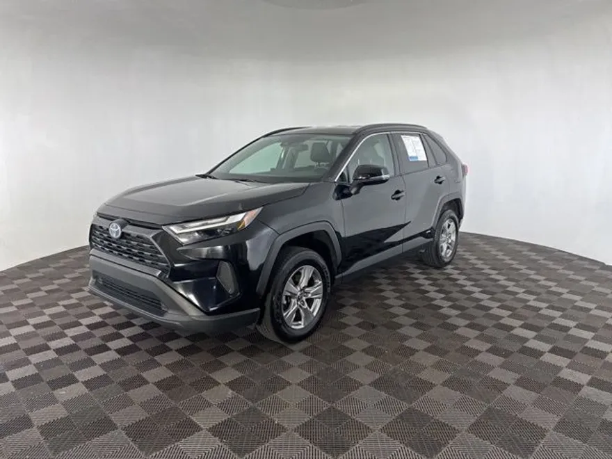 2024 Toyota RAV4 Hybrid XLE photo 1