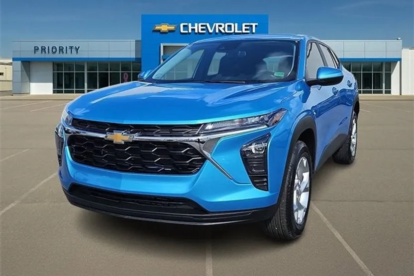 2025 Chevrolet Trax LS photo 1