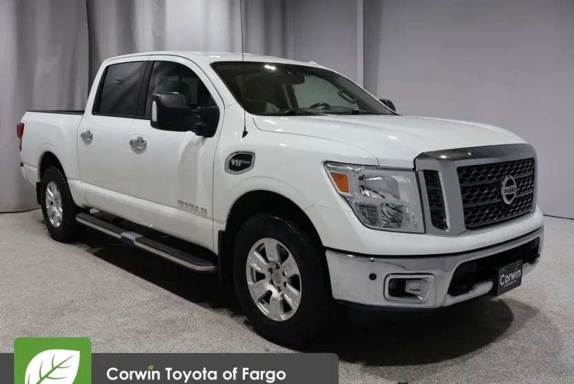 2017 Nissan Titan SV photo 1