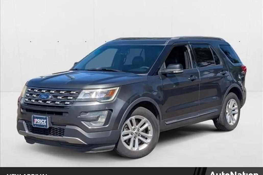 2017 Ford Explorer XLT photo 1