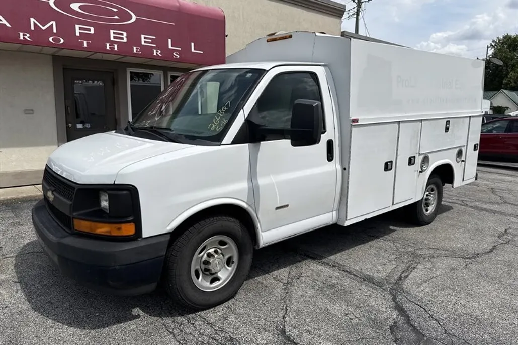 2014 Chevrolet Express 3500 Cutaway photo 1