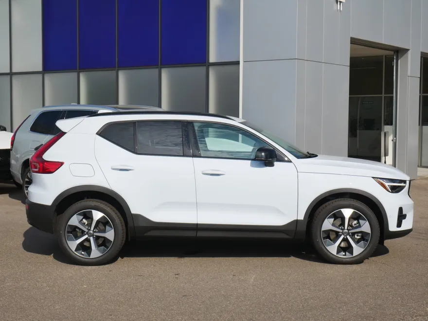 2026 Volvo XC40 Plus photo 1