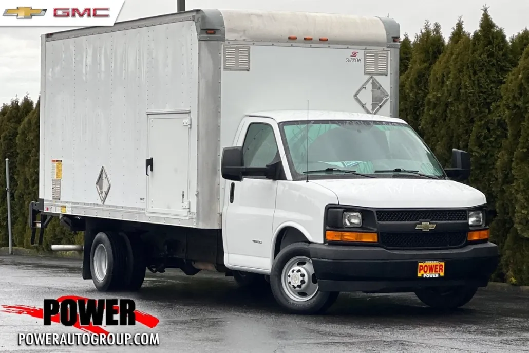 2017 Chevrolet Express Base Cutaway photo 1