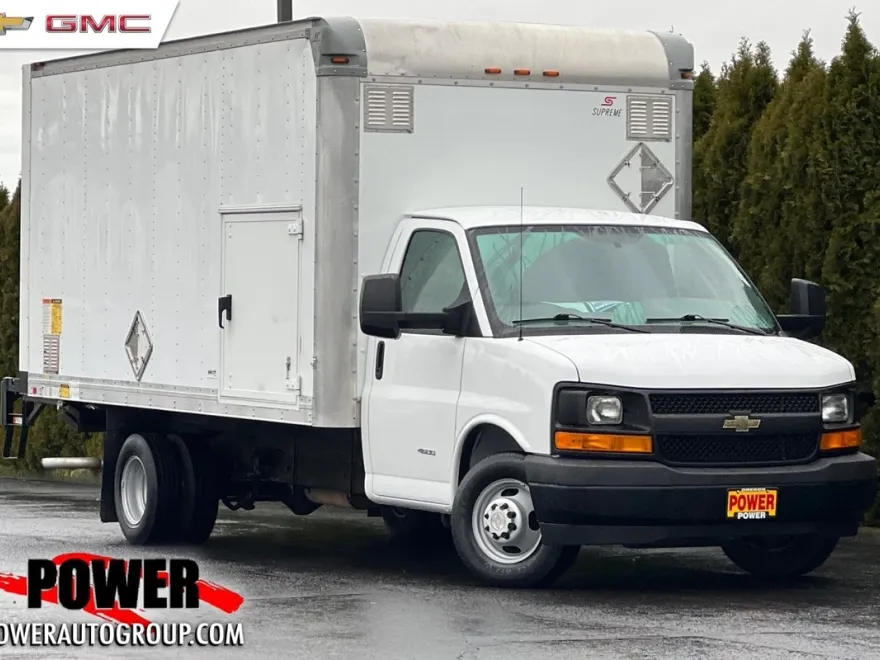 2017 Chevrolet Express Base Cutaway photo 1