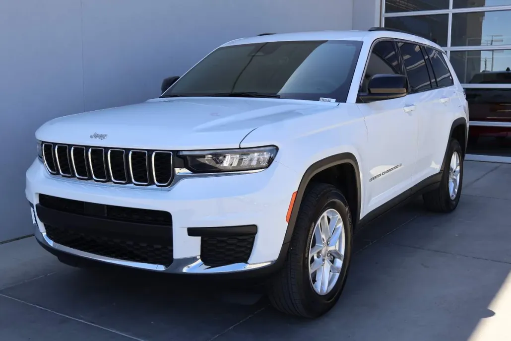 2025 Jeep Grand Cherokee Laredo photo 1