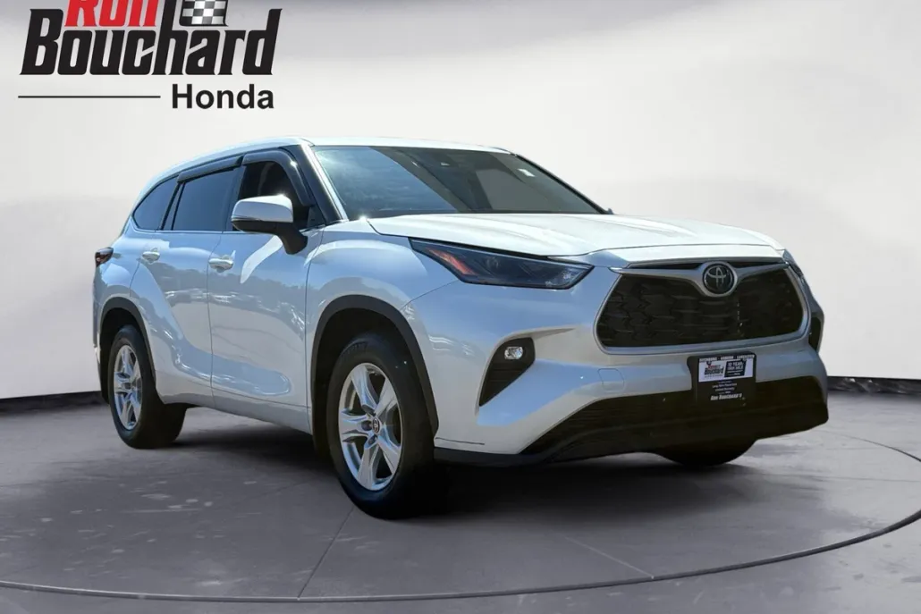 2022 Toyota Highlander LE photo 1