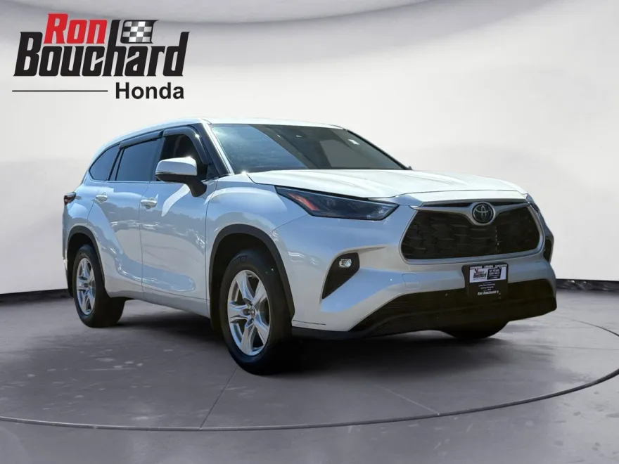 2022 Toyota Highlander LE photo 1