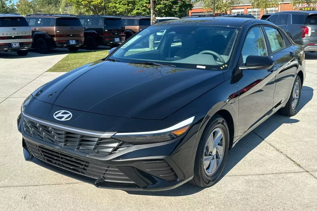 2025 Hyundai Elantra SE photo 1