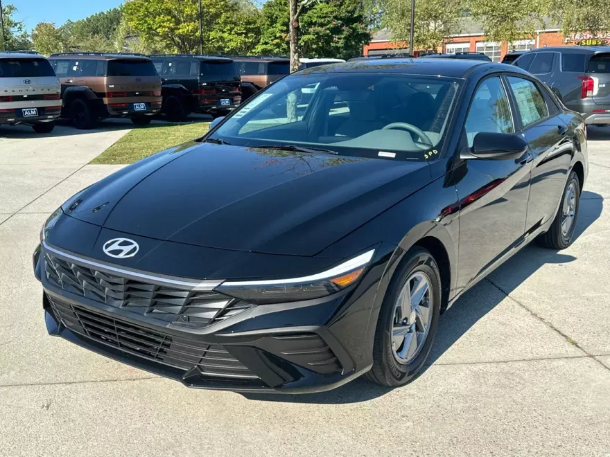 2025 Hyundai Elantra SE photo 1