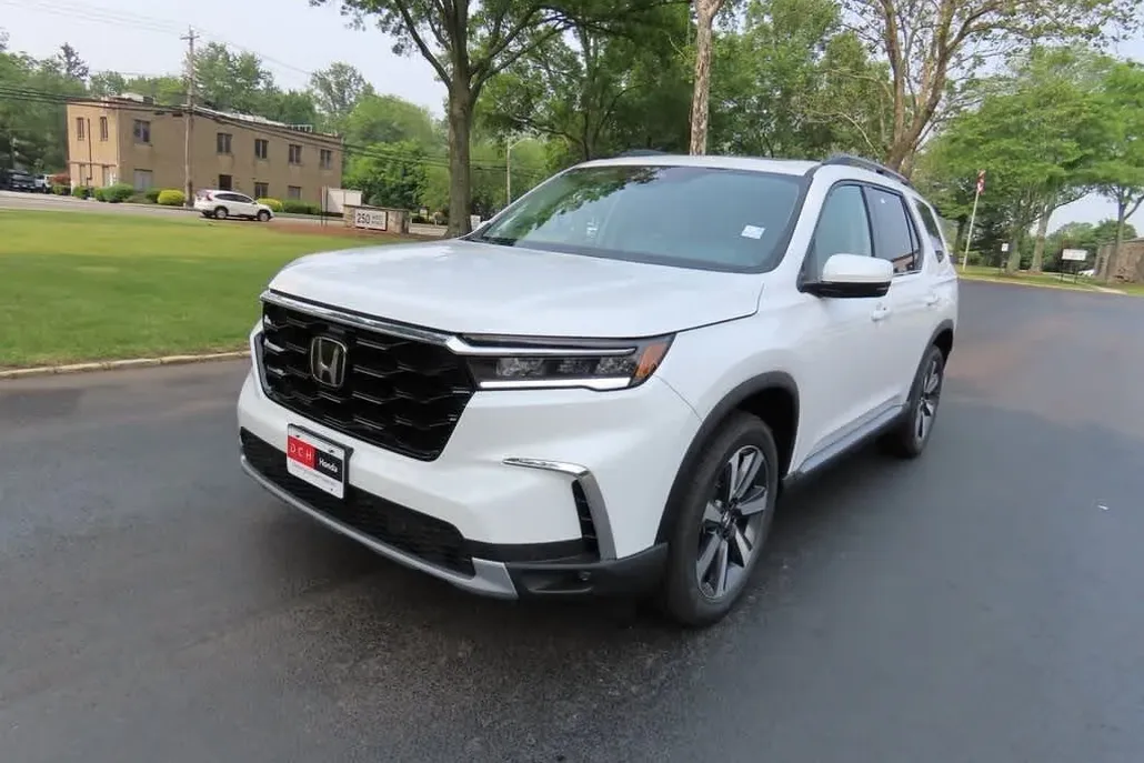 2025 Honda Pilot Touring photo 1