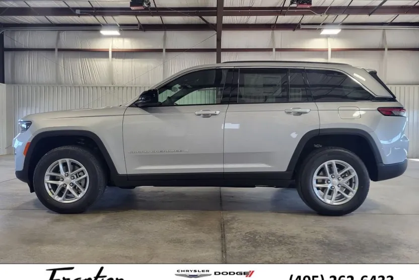 2025 Jeep Grand Cherokee Laredo Altitude photo 1