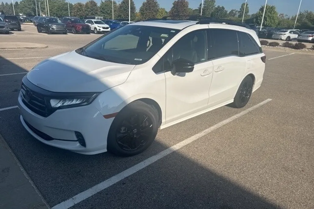 2023 Honda Odyssey Sport photo 1