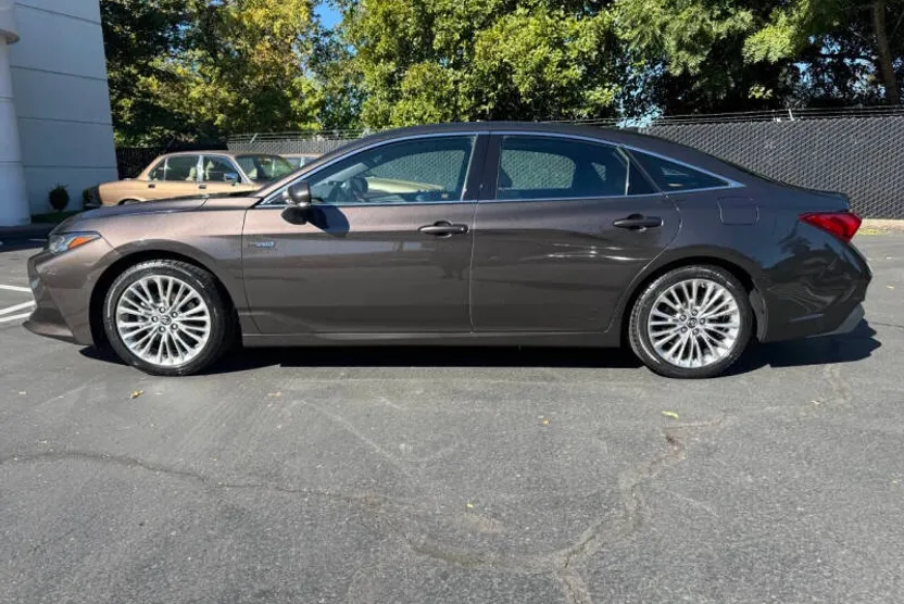 2019 Toyota Avalon Hybrid Limited photo 1