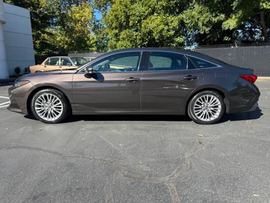 2019 Toyota Avalon Hybrid Limited photo 1