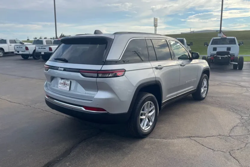 2025 Jeep Grand Cherokee Laredo X photo 1