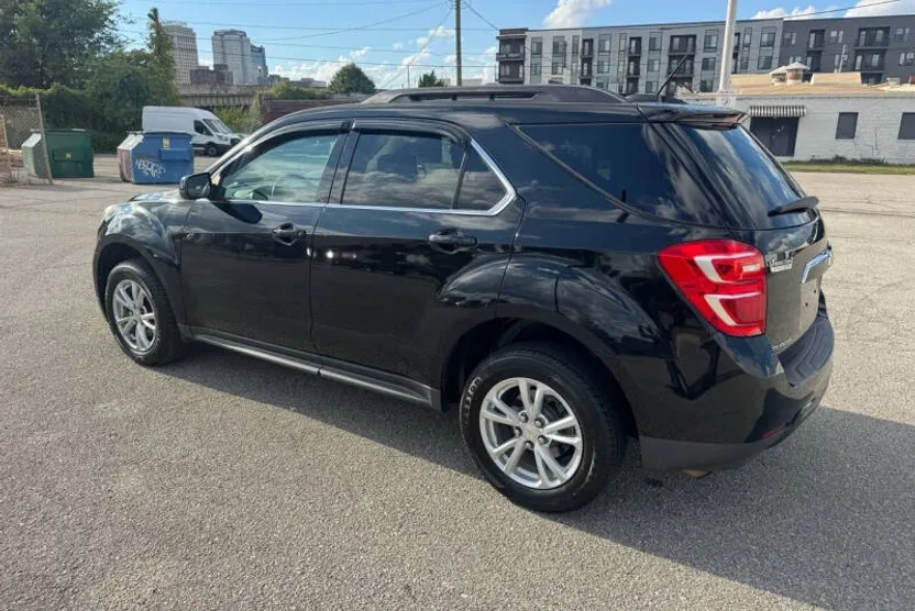 2017 Chevrolet Equinox LT photo 1