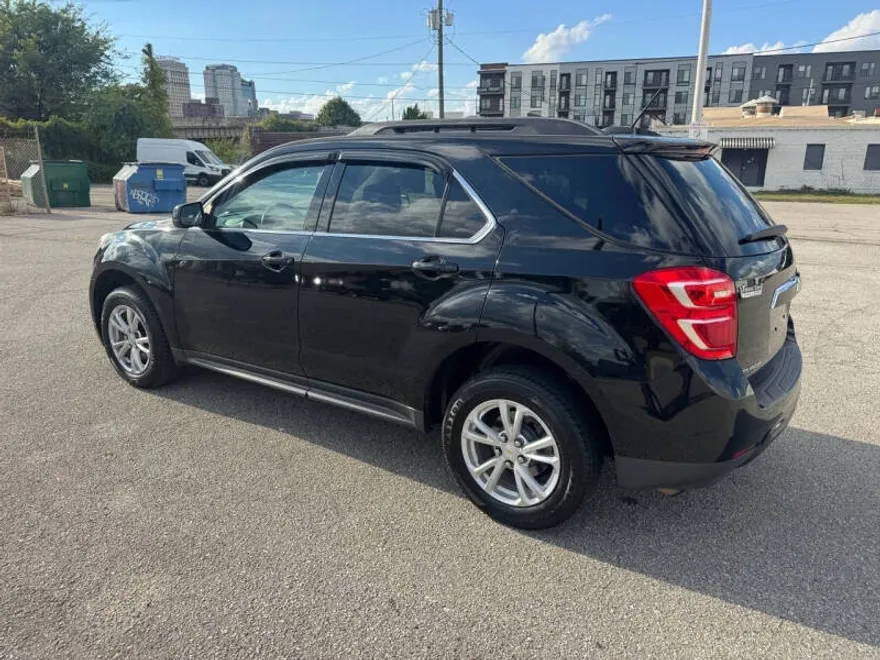 2017 Chevrolet Equinox LT photo 1