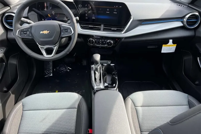2025 Chevrolet Trax LT photo 1