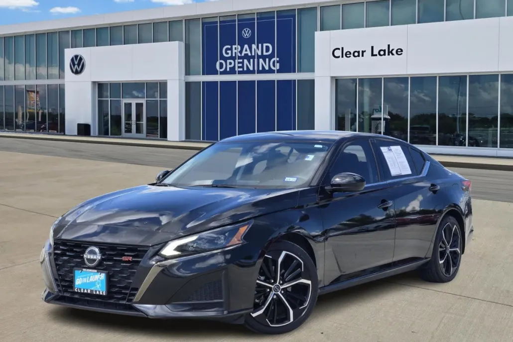 2023 Nissan Altima 2.5 SR photo 1