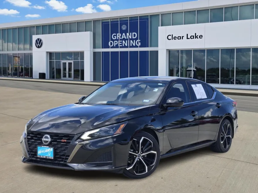2023 Nissan Altima 2.5 SR photo 1