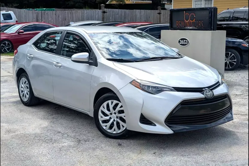 2019 Toyota Corolla XLE photo 1