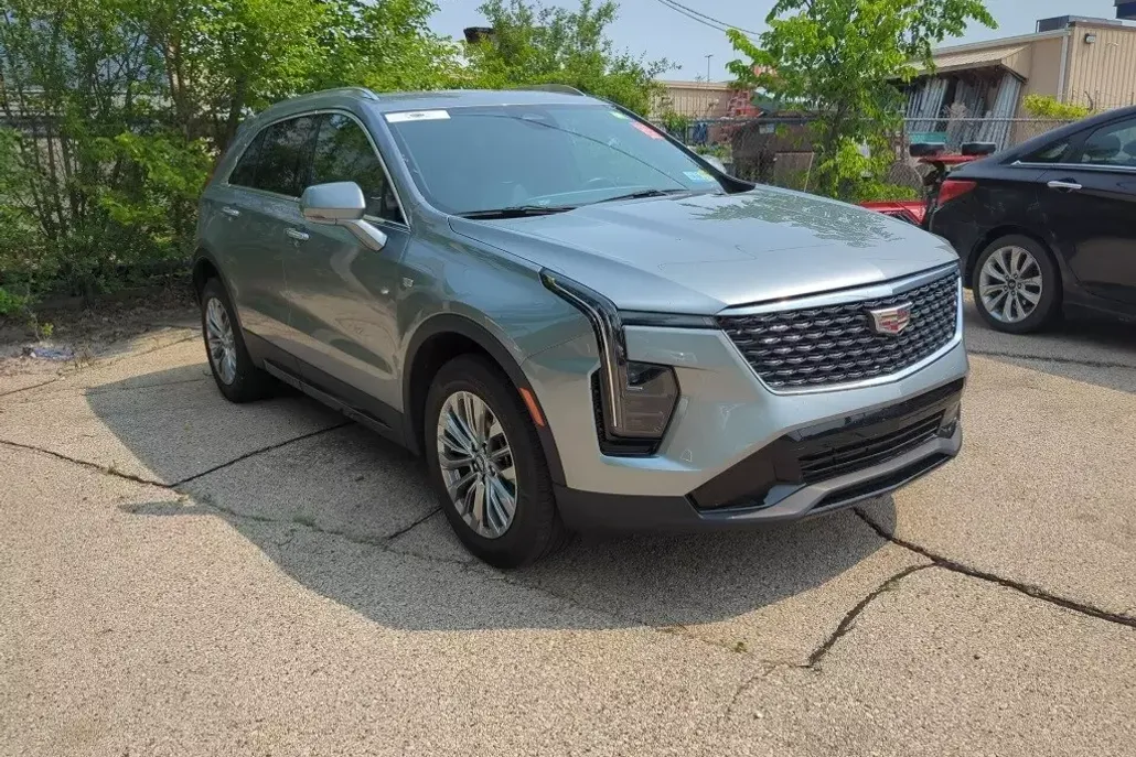 2024 Cadillac XT4 Premium Luxury photo 1