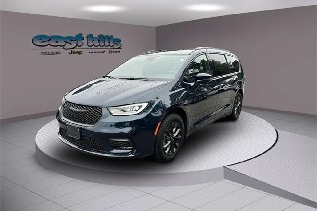 2022 Chrysler Pacifica Touring L photo 1