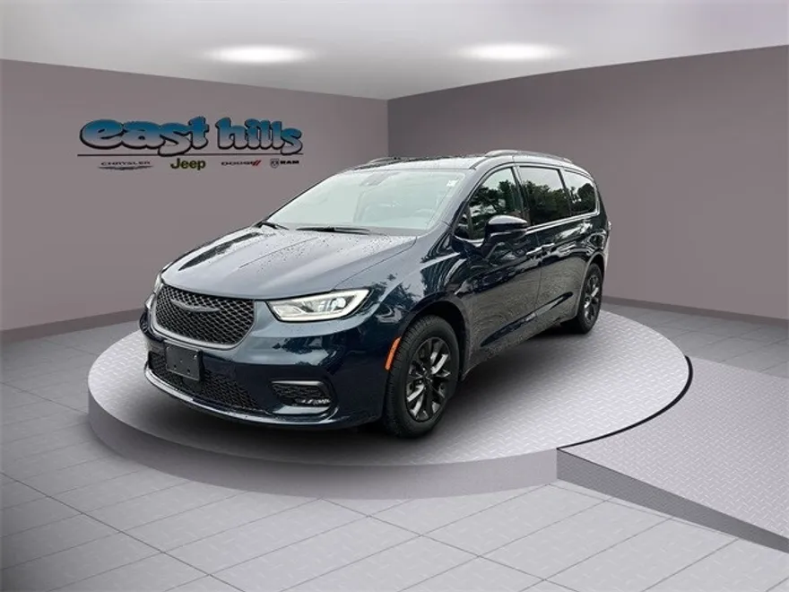 2022 Chrysler Pacifica Touring L photo 1