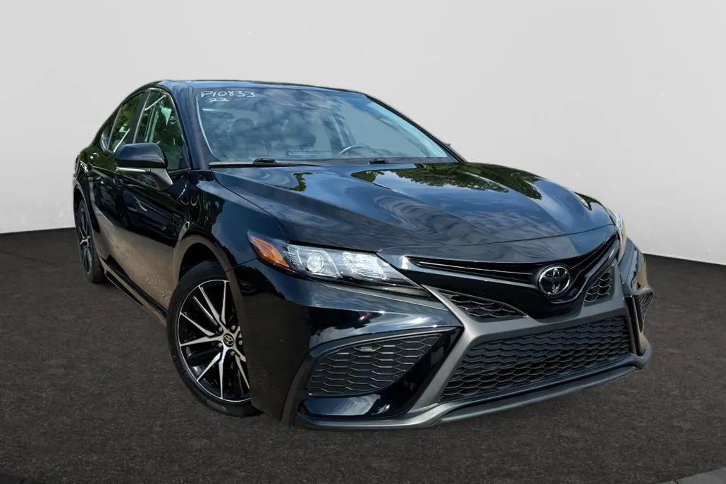 2022 Toyota Camry SE photo 1