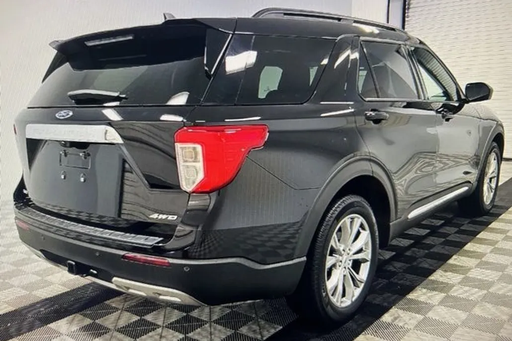 2023 Ford Explorer XLT photo 1