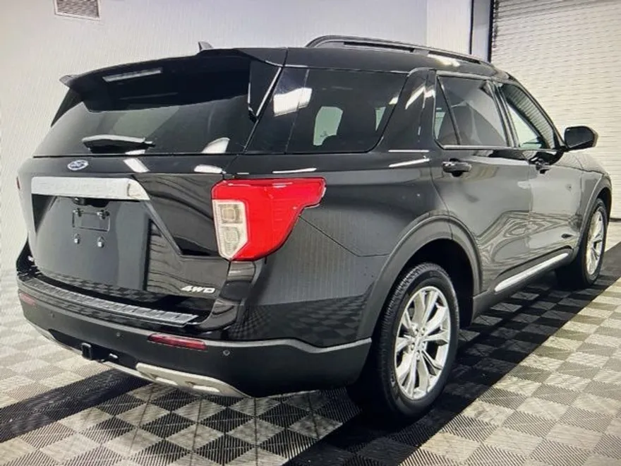 2023 Ford Explorer XLT photo 1