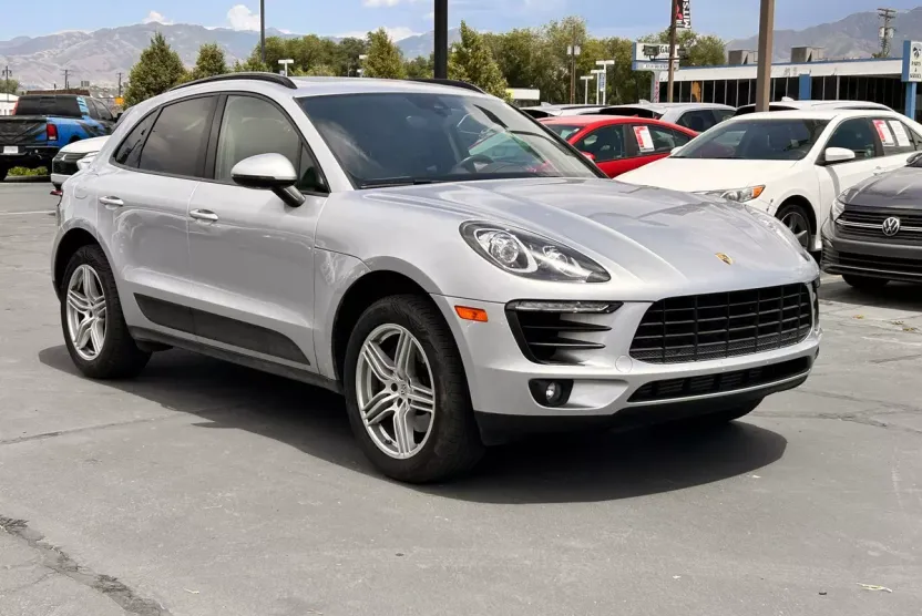 2017 Porsche Macan Base photo 1