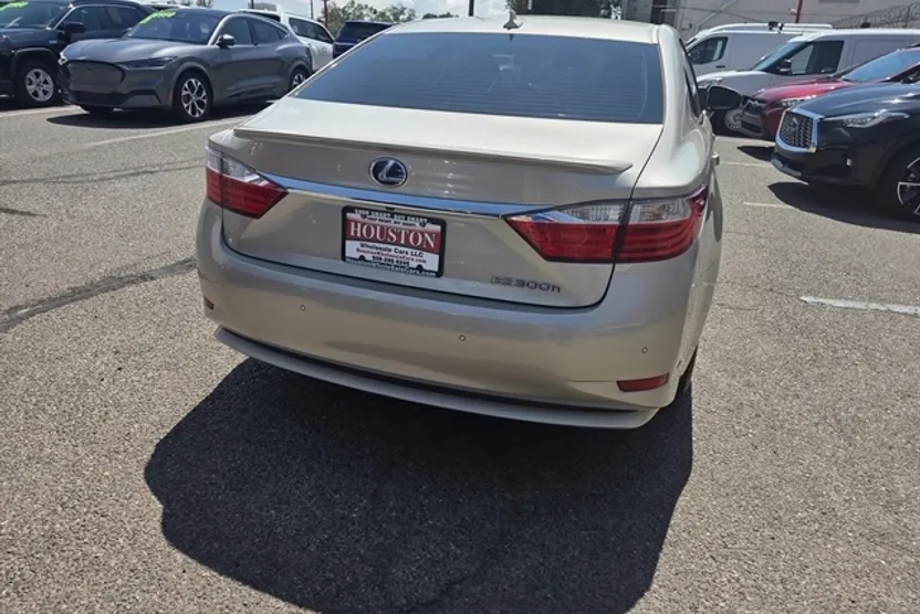 2014 Lexus ES 300h photo 1
