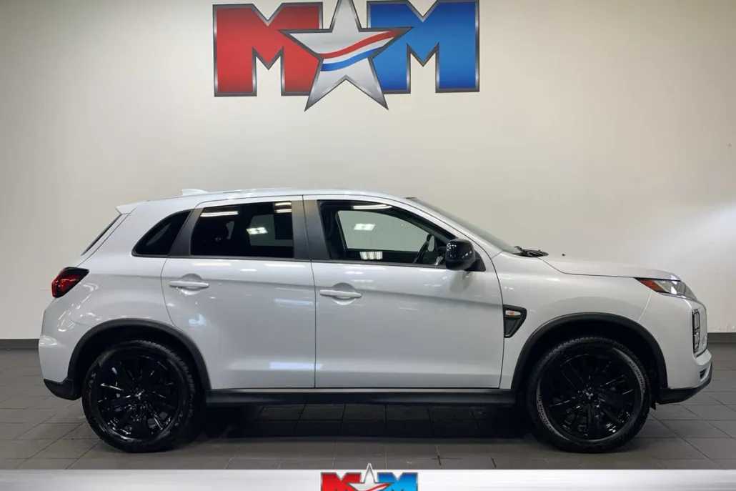 2023 Mitsubishi Outlander Sport LE photo 1