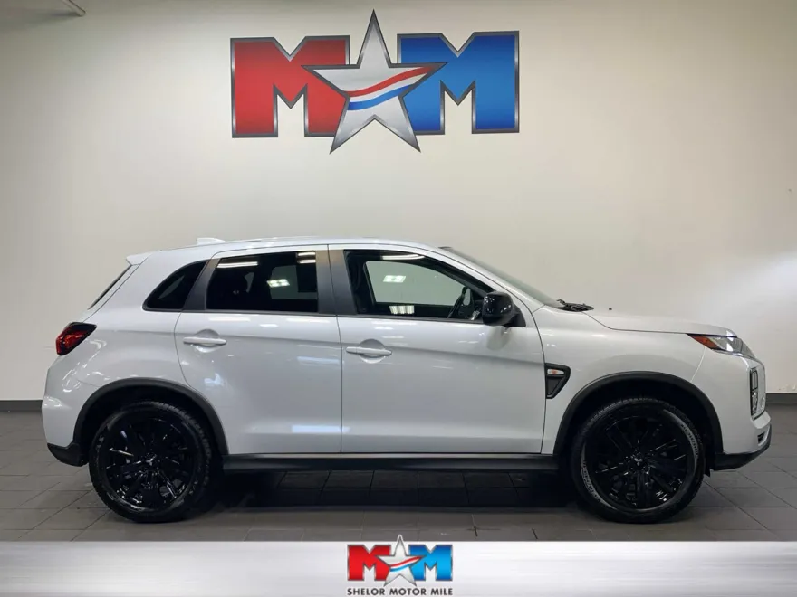 2023 Mitsubishi Outlander Sport LE photo 1