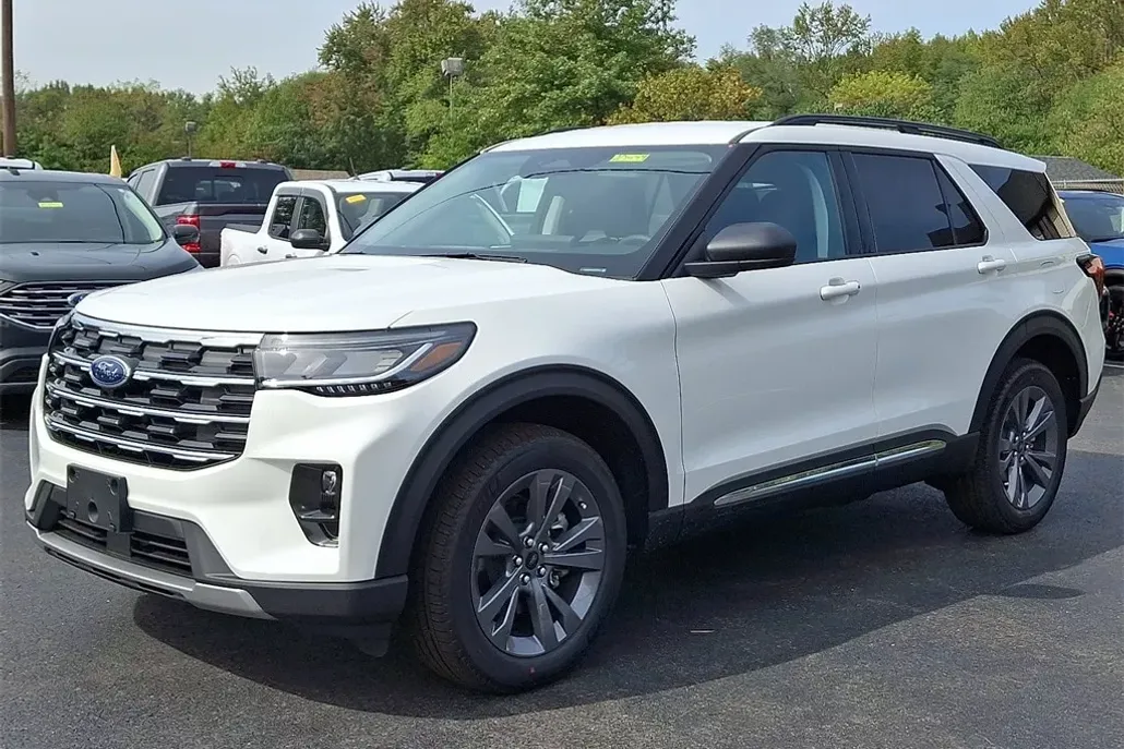 2025 Ford Explorer photo 1
