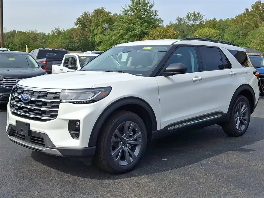 2025 Ford Explorer photo 1