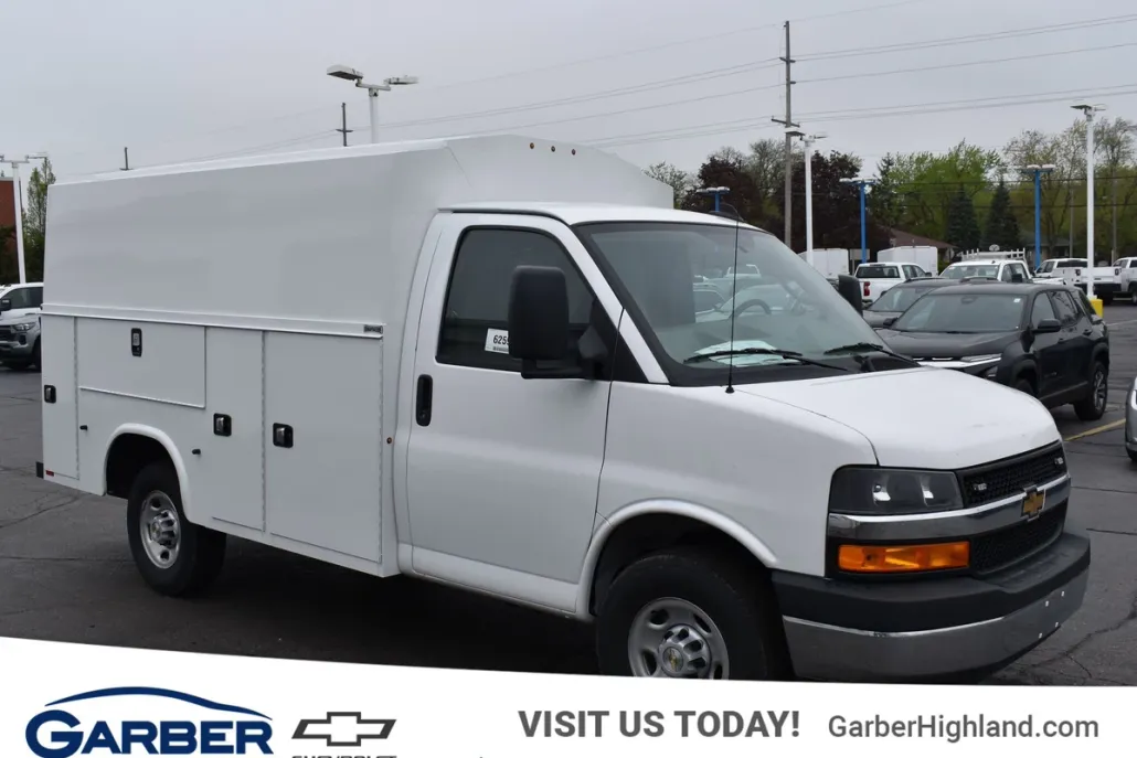 2025 Chevrolet Express Cutaway 3500 photo 1