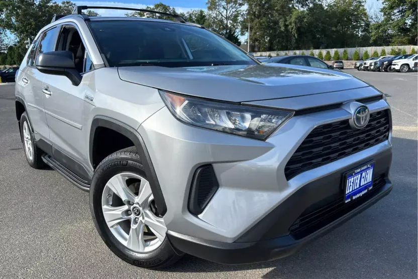 2021 Toyota RAV4 Hybrid LE photo 1