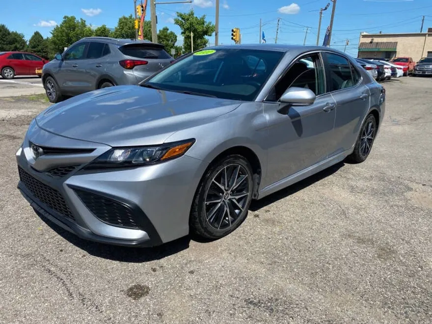 2022 Toyota Camry SE photo 1