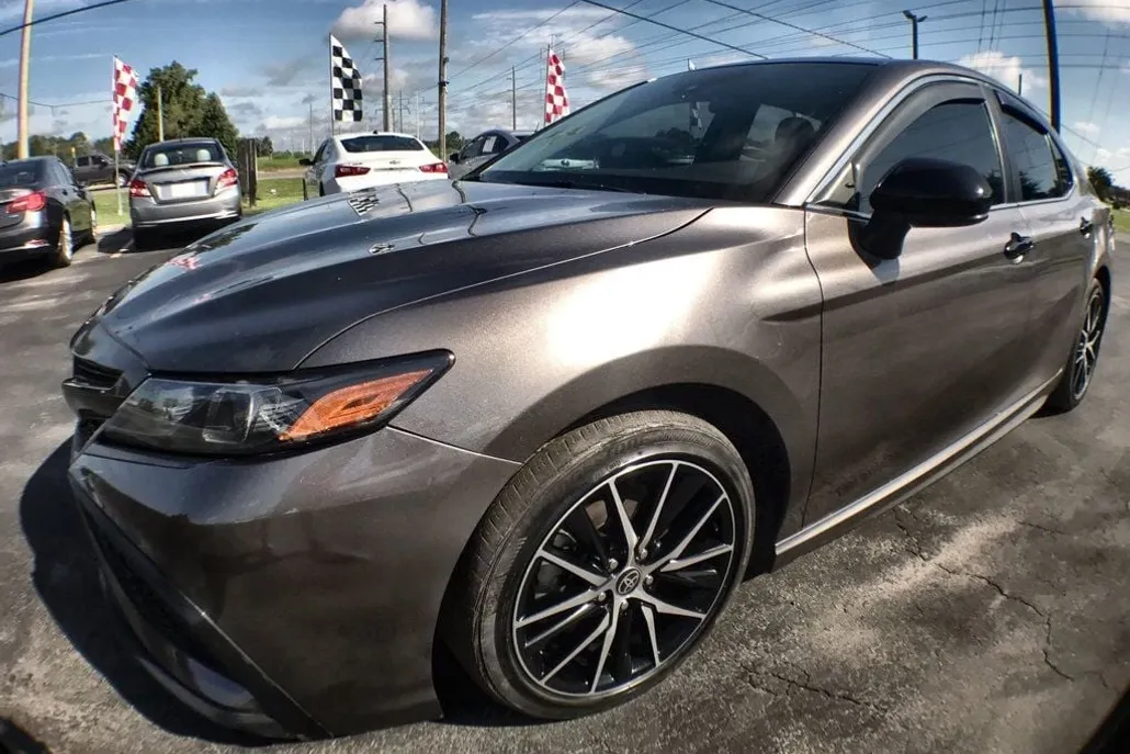 2021 Toyota Camry SE photo 1