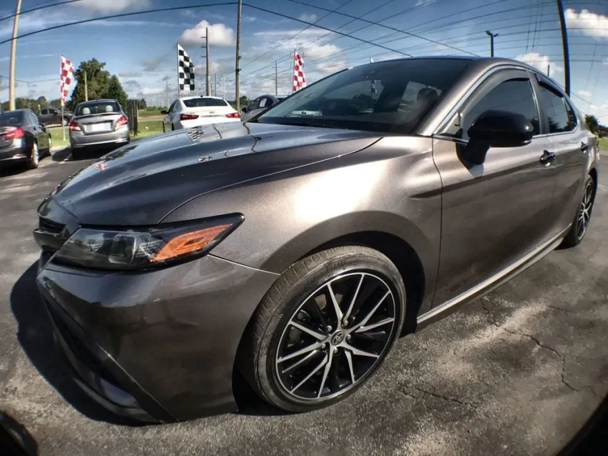 2021 Toyota Camry SE photo 1