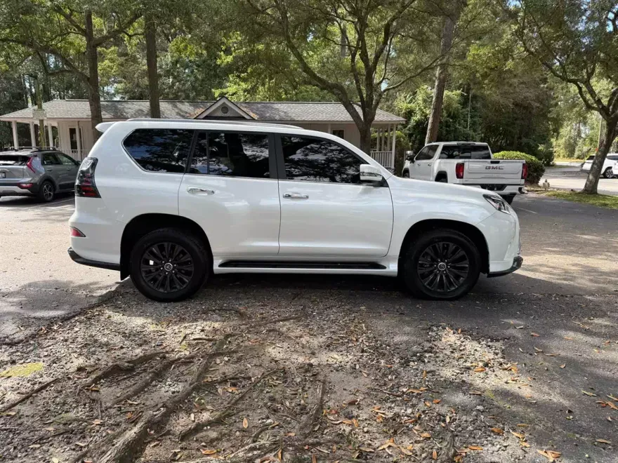 2023 Lexus GX 460 Luxury photo 1