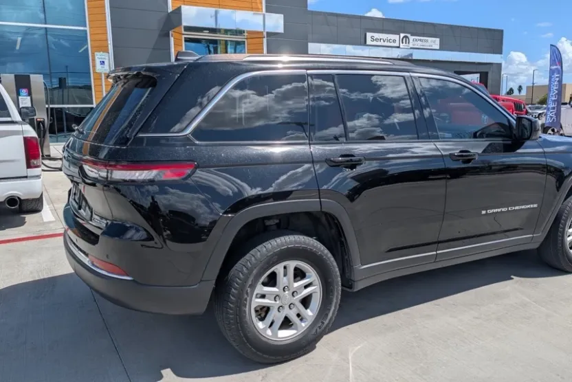 2023 Jeep Grand Cherokee Laredo photo 1