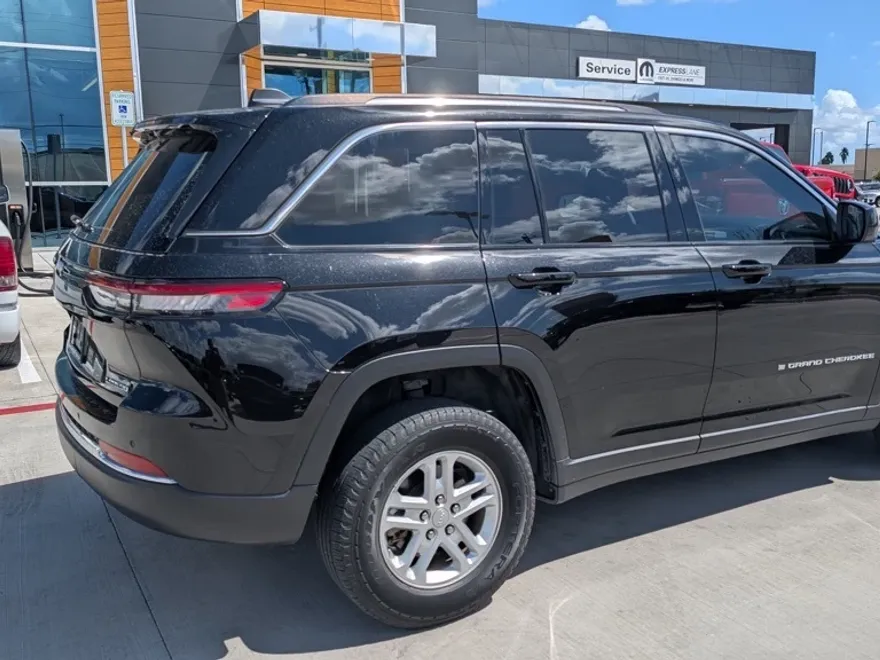 2023 Jeep Grand Cherokee Laredo photo 1