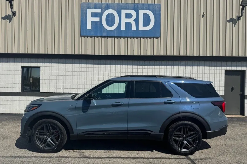 2025 Ford Explorer ST-Line photo 1